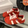 Zapatillas de entrenamiento rojas alemanas para mujer, nueva colección de otoño 2026, diseño retro y peculiar, con puntera ancha, estilo de cordones y suela de plataforma para mayor altura, zapatillas casuales