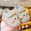 Zapatos para niños pequeños para principiantes, zapatos de bebé, nuevos modelos de primavera y otoño para bebés de 1 a 2 años, suela blanda, antideslizantes, zapatos de dibujos animados que chirrían