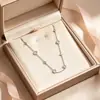 Collar de Acero de Titanio Geométrico de Lujo Ligero con Flor Cuadrada Pequeña para Mujer, Cadena para Clavícula de Trébol de Cuatro Hojas a la Moda de Celebridad de Internet con Diseño de Flor Hueca