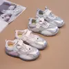 Zapatos Deportivos de Malla Transpirable para Niñas Estilo Verano 2026 Dibujos Animados Suela Suave Antideslizantes Zapatos Forrest Gump Zapatos Casuales Ligeros
