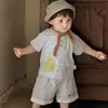 Conjunto Bebê e Criança Pequena 2026 Verão Novo Estilo Macacão Curto para Meninos Conjunto de Duas Peças Blusa Fina com Desenho