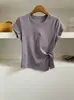 Camiseta feminina plissada torcida à mão de manga curta, verão 2026, fenda lateral, gola redonda, ombro normal, design que afina, estilo casual