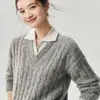 Suéter macio e delicado de tricô de cashmere com gola V retrô, perfeito para usar em camadas ou sozinho, apresentando um delicado design de trança.