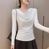 Camiseta branca modal ombro a ombro para mulheres, camiseta de manga comprida, outono 2026, design plissado, top justo de meia manga