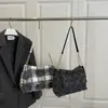 Bolsa Feminina Casual Retrô de Lã Xadrez 2025 Outono Nova Moda Simples Grande Capacidade Bolsa de Ombro com Corrente Transversal