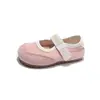 Zapatos de cuero estilo coreano para niñas, modelo nuevo de otoño 2026 de moda, zapatos casuales de corte bajo para niñas pequeñas, zapatillas deportivas de moda al por mayor