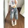 Calça Jeans Cropped Lavada Estilo Retro Americano Bordada com Desenho de Desenho Animado para Mulheres, Verão Slim Fit, Fabricação Personalizada de Fábrica