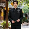 Traje nuevo estilo chino 2026 con detalles bordados, caracterizado por un cuello mao, diseño casual y prenda exterior bordada para otoño e invierno