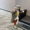 Otoño 2026 Nuevas Llegadas Estilo Coreano Ropa Infantil Niñas Chaqueta Cortavientos Ajustada a la Cintura con Efecto Desgastado Camiseta de Dibujos Animados Ropa Interior Pantalones de Ropa Interior