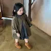 Roupas Infantis Casaco Trench Coat Feminino Melard 2026 Novo Estiloso Primavera e Outono Comprimento Médio Casual Estilo Britânico Casaco Fino