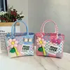 Nova bolsa de piquenique de primavera, bolsa de palha grande, esquema de cores rosa fofo, design xadrez color-block fresco e estiloso