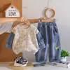 Conjunto de Roupas de Outono para Meninos 2026 Novo Estilo Bebê Recém-nascido Primavera Outono Estiloso Capuz com Corrente Pendurada Patchwork Letra Conjunto de Duas Peças Venda por Atacado