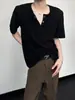 Nueva Camiseta de Manga Corta con Cuello en V para Hombre Verano 2026, Corte Holgado, Estilo Coreano, Diseño de Hebilla Metálica, Top de Color Sólido para Hombres Modernos