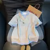 Camiseta Henly Falsa de Dos Piezas para Hombre Verano Travieso Guapo Tacto de Alta Gama Manga Corta Patchwork Americano Pareja Media Manga 2026