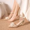 2025 Nuevo Cinturón de una palabra Zapatos huecos Zapatos de tacón grueso de boca baja para mujer Zapatos de boda nupciales de diamantes de imitación Zapatos individuales