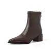 Versão em couro 2026 novas botas curtas elegantes francesas de bico fino para mulheres, botas Chelsea, botas elásticas de caimento justo para mulheres, salto grosso de outono e inverno