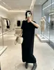Novo vestido Polo de tricô trançado para o início do outono de 2026, acinturado, corte reto, longo acima do joelho, delicado, emagrecimento, versátil para mulheres