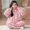 Pijama de inverno para meninas do ensino fundamental, estilo novo, fleece de coral, design de desenho animado, com zíper, gola alta, conjunto quente, flanela