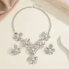 Juego de collar y pendientes de lujo ligero europeo y americano con diseño hueco floral, perlas y pedrería en color dorado para novias y banquetes