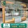 Vitrina Curva de Madera Clara con Estantes Transparentes de Múltiples Niveles e Iluminación, Vitrina Comercial Personalizada