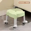 Taburete doméstico engrosado, resistente y de alta calidad con ruedas giratorias multifuncionales, un taburete pequeño, móvil y resistente al desgaste, y un taburete bajo adecuado para niños que aprenden a caminar