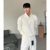 Suéter de punto para hombre con cuello alto y cremallera, una prenda de manga larga elegante y versátil con un look relajado y sofisticado