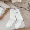 Calcetines Bordados de Estilo Japonés Nuevos para Otoño e Invierno para Mujer, Calcetines de Lana Suave y Cálidos de Borde Enrollado a Media Pantorrilla, Calcetines Largos Versátiles de Nicho de Moda