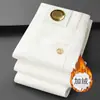 Marca Italiana de Alta Gama Moderna Otoño e Invierno Juvenil Elásticos Ajustados Rectos Blancos Decorativos Forrados de Felpa Engrosados Jeans para Hombre