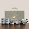 Um conjunto de conjuntos de chá de porcelana azul e branca da Dinastia Song, apresentado em uma caixa de presente, é um presente perfeito para idosos, apresentando um luxuoso bule e xícaras de chá em cerâmica Ru, e pode ser personalizado
