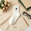 Calcetines de algodón para mujer, otoño e invierno, con la letra P, fabricantes al por mayor, calcetines deportivos casuales de rayas de color liso Joker, de moda, en Zhuji