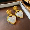 Aretes de Perlas de Amor con Hojas de Zirconia con Aguja de Plata Electrochapada en Oro Real Aretes de Tuerca Avanzados de Nicho Antiguo Medio Venta al por Mayor para Mujeres