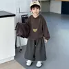 Traje de Primavera y Otoño para Niños 2026 Nuevo Estilo Bebé Moderno Genial Chaleco de Cuero Sudadera Conjunto de Tres Piezas Pequeño Caballero Elegante Ropa de Otoño Moderna