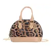 Bolsa de Ombro Leopardo Moderna e na Moda para Meninos e Meninas, Mini Bolsa Compacta com Corrente para Bebê, Nova Bolsa Infantil Formato Concha 2025