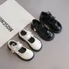 Sapatos de princesa estilosos e versáteis para meninas 2026 primavera e outono novos versão coreana sapatos casuais da moda para crianças mais velhas
