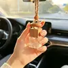 Botella transparente cuadrada de 8 ml con rayas horizontales, botella de perfume para coche, botella vacía, accesorio de interior de alta gama, colgante de botella cuadrada de 8 ML para uso interior