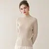 Suéter de punto ajustado para mujer, de cuello alto medio, cálido y sin costuras, en un estilo clásico y discreto, perfecto como capa base o para superponer.
