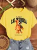 Camiseta Feminina Mecânica Urso Estampa de Letras da Califórnia Casual Solta Algodão Roupas de Rua Verão Xadrez Manga Curta