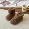 Botas de nieve casuales cálidas con forro de polar para niñas, nuevo estilo de invierno 2025, lindas botas de algodón, botas de nieve modernas y versátiles para niños