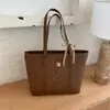 Bolso Retro Embosado de Alta Gama Transfronterizo para Mujer 2026 Nueva Moda Bolso de Hombro de Gran Capacidad Bolso Tote para Estudiante Universitario