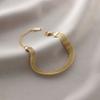 Pulseira Yunyao Inoxidável Mais Vendida Internacionalmente em Aço Titânio para Mulheres com Trevo de Cinco Folhas e Incrustação de Diamante, Personalidade Estilo Ins, Galvanoplastia a Vácuo 18K