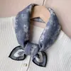 Pañuelo pequeño cuadrado de algodón y lino con estampado paisley en blanco y negro para mujer, adecuado para primavera, otoño e invierno, pañuelo para el cuello