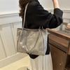 Bolso informal de gran capacidad para mujer, bolso de hombro de moda retro de primavera 2024, bolso de mano con cadena simple y hermoso.