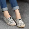 Moda de otoño de tendencia nuevos zapatos de lino para hombre y mujer zapatos de paja pescador un pedal mocasines de lona al por mayor