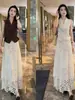 Traje Elegante de Alta Gama Estilo Coreano para Mujer Verano 2026 Top sin Mangas de Cuello en V y Falda de Encaje Calado Conjunto de Dos Piezas