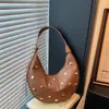 Bolso Retro Elegante Tipo Bollo Transfronterizo para Mujer 2026 Nuevo de Moda Tendencia Remache Luna Creciente Gran Capacidad Bolso de Hombro