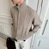 Suéter de punto trenzado estilo retro americano con patrón de trigo y cuello alto, una prenda de invierno cálida y casual para hombre, con una versátil textura floral