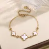 Elegante Pulseira da Sorte de Trevo de Quatro Folhas com Três Flores para Homens e Mulheres, Design de Nicho Versátil de Luxo Leve, Sensação de Alto Padrão, Joia Elegante em Aço Titânio