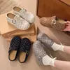 Zapatos planos Muller de un paso para mujer ropa de exterior 2026 nuevo otoño suela gruesa aumento de altura interior zapatos Birkenstock lunares punta cerrada medias pantuflas