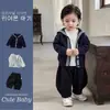 Conjunto 1 de Estilo Universitario Coreano para Niños: Cárdigan de Punto, Camiseta de Manga Larga y Pantalones Curvos para Niños - Conjunto Versátil de Tres Piezas para Niños