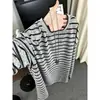 Camiseta retro de rayas y bloques de color estilo americano para hombre, una prenda gruesa de cuello redondo para otoño, que ofrece un look sofisticado como capa interior o camiseta básica